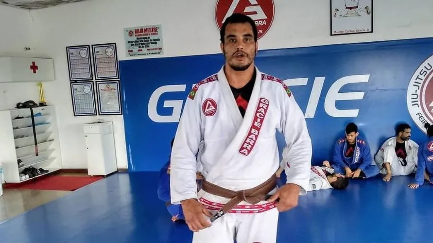 Lutador de jiu-jítsu morre engasgado com carne ao lado da filha