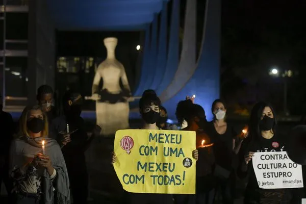 Após repercussão de caso Mariana Ferrer, mulheres protestam em frente ao STF