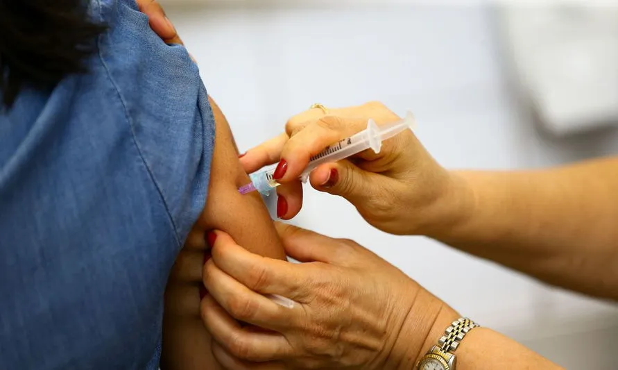 Fiocruz pretende ter 30 milhões de doses de vacina prontas em janeiro