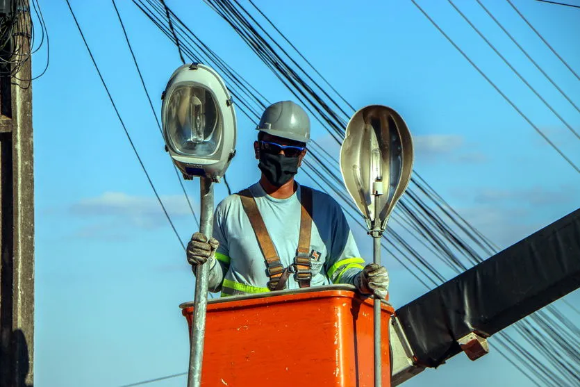 Modernização da iluminação atende 40 bairros e avenidas