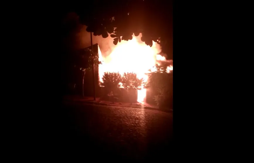 Casa de madeira destruída por fogo