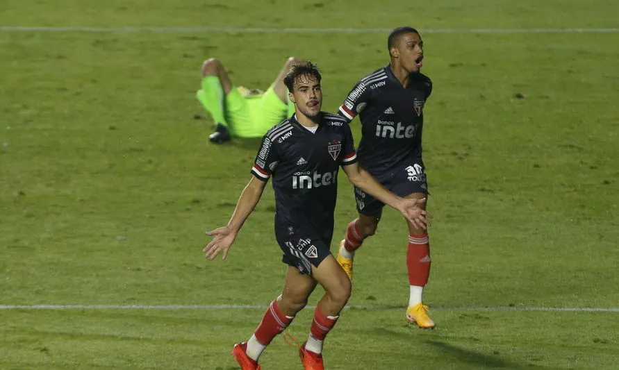 São Paulo vence Goiás de virada e encosta nos líderes do Brasileirão