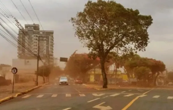 Vento e poeira trazem chuvas com alerta para a região