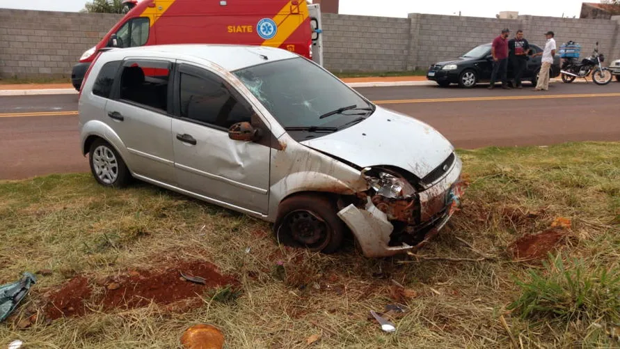 Mulher fica ferida em capotamento na Avenida Cristiano Kussmaul