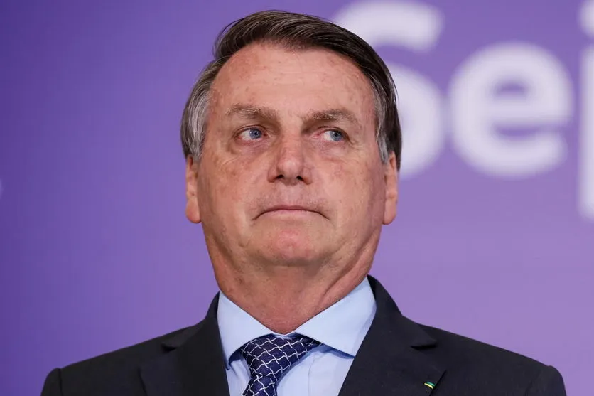 Um dia após suspensão da Coronavac, Bolsonaro tuíta sobre suas ações contra covid