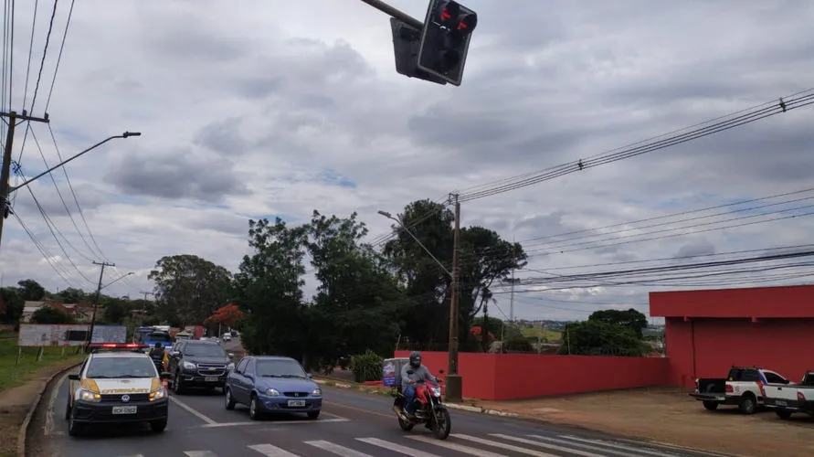 Semáforo da Avenida Minas Gerais alvo de vandalismo volta a funcionar