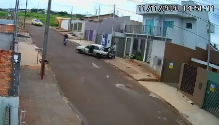 Polícia Militar persegue moto após suspeita; Vídeo