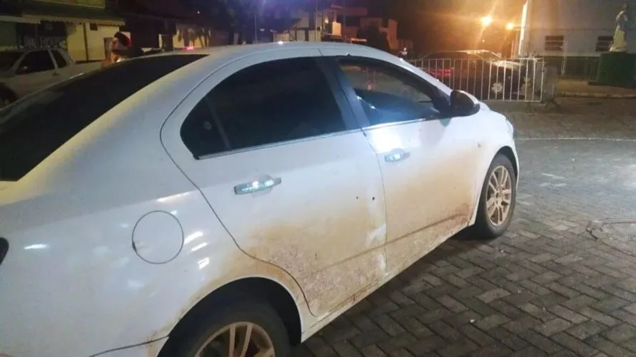 Ela era passageira de um carro que foi alvo de atiradores que estavam em Uno branco.