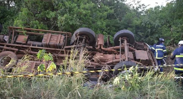 Motorista morre após tombar caminhão em estrada da região