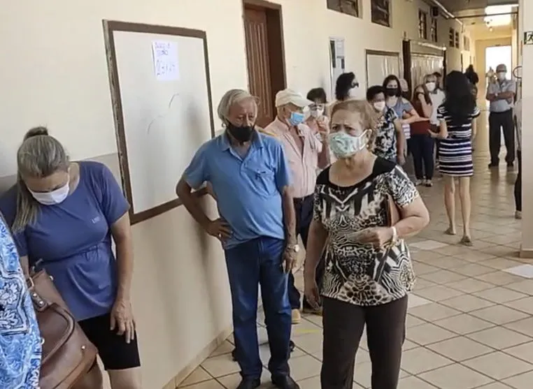 Idosos chegam cedo ao Colégio Idália Rocha para votar