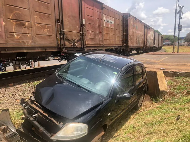 Acidente envolvendo carro e trem é registrado em Arapongas