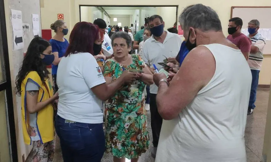 Mulher sem máscara tumultua local de votação no Paraná