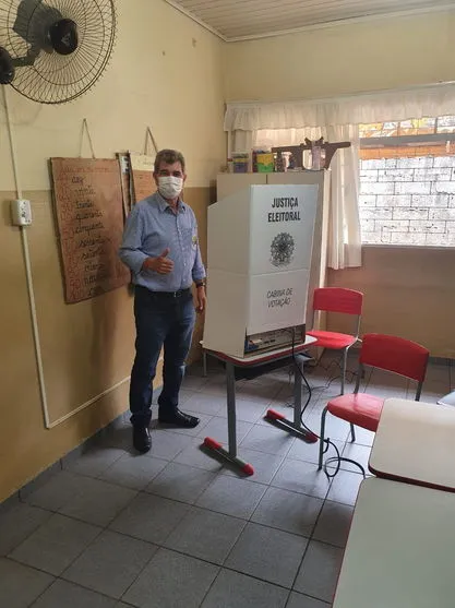Candidato Pedro Paulo Bazana vota na Vila Araponguinha