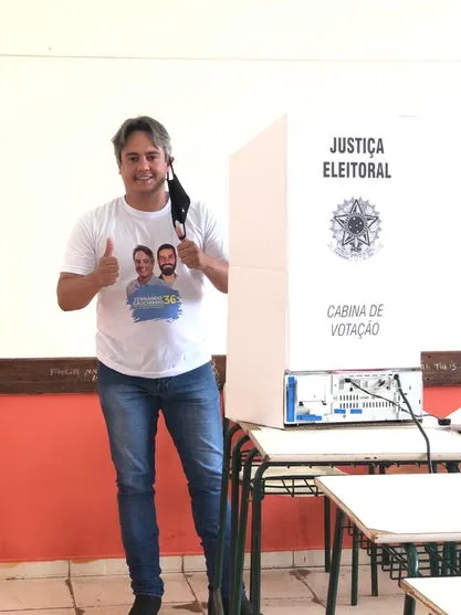 Candidato Fernando Gauchinho vota durante a tarde em Arapongas