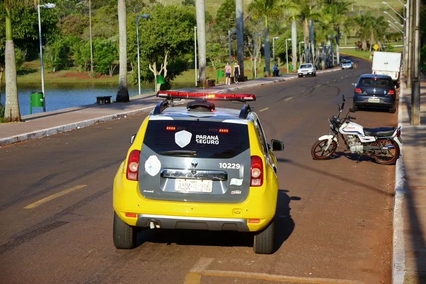 PM flagra mulher conduzindo em 'zigue-zague' e ela acaba presa