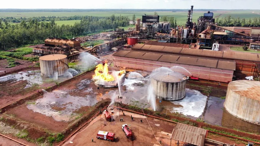 Tanque com 20 milhões de litros de etanol explode e fica totalmente destruído