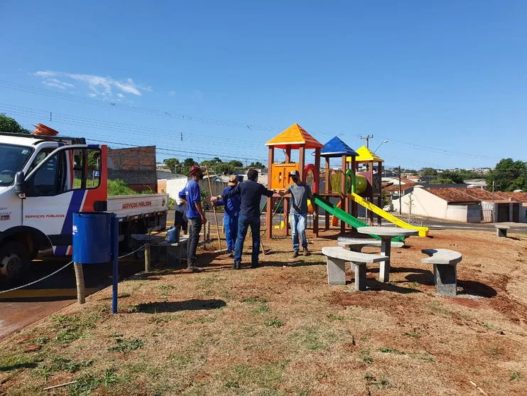 Prefeitura de Apucarana faz instalação de parque infantil no Jardim Marissol