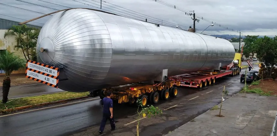 Carreta gigante com cilindro CO2 chama atenção em Borrazópolis