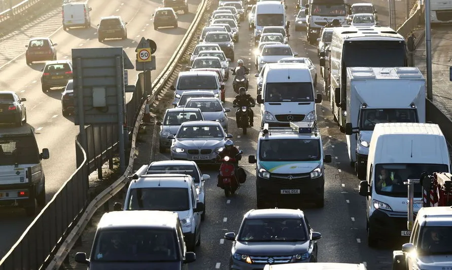 Reino Unido proibirá carros a gasolina até 2030 visando zerar emissões