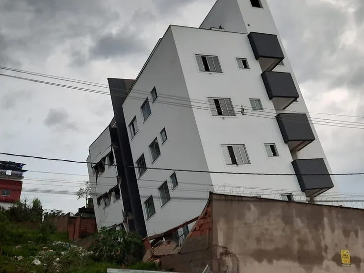 Excesso de chuva faz prédio tombar em MG; 15 famílias ficam desalojadas