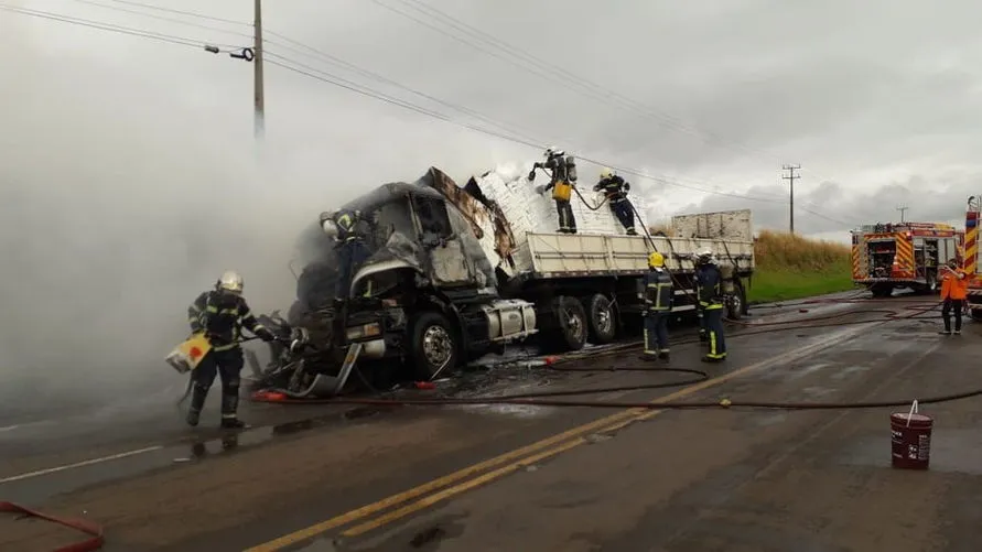 Motorista morre após carreta em que estava pegar fogo na PR-317