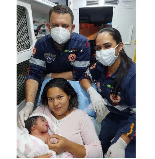 A caminho de hospital, grávida dá à luz dentro de ambulância do Samu