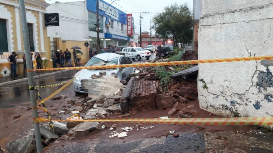 Mulher morre após muro desabar sobre ela; outra fica gravemente ferida