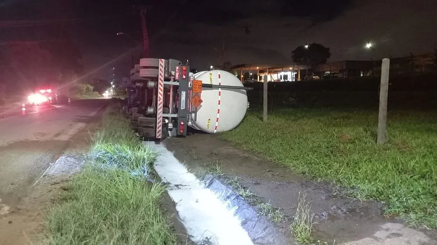 Caminhão que transportava diesel tomba; 25 mil litros vazam no local