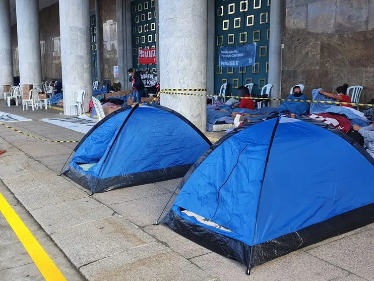 Professores enfrentam 2º dia de greve de fome em frente ao Palácio Iguaçu