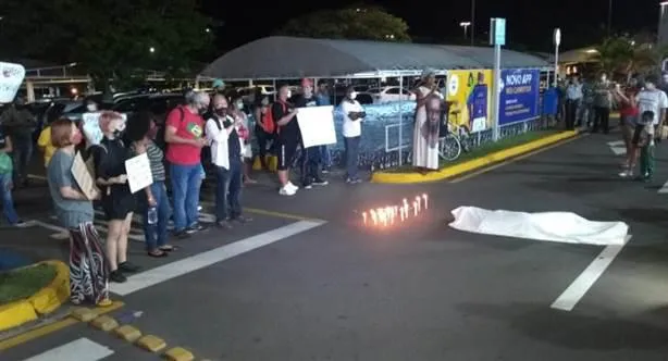 Protesto é realizado no Carrefour em Londrina