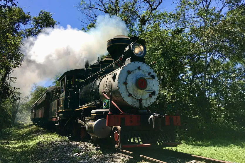 Maria-fumaça entre Morretes e Antonina vira atração no Litoral