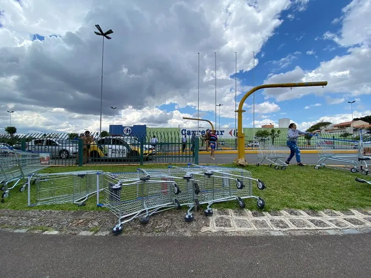 Curitiba registra protestos em frente ao Carrefour