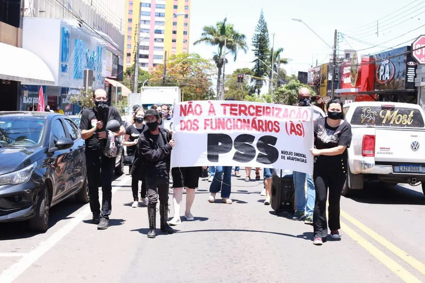 Professores saem em passeata pelas ruas de Apucarana