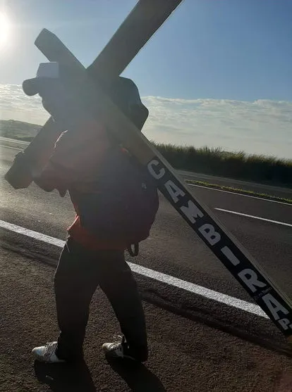 Devoto sai a pé do interior do Paraná carregando cruz rumo a Aparecida do Norte