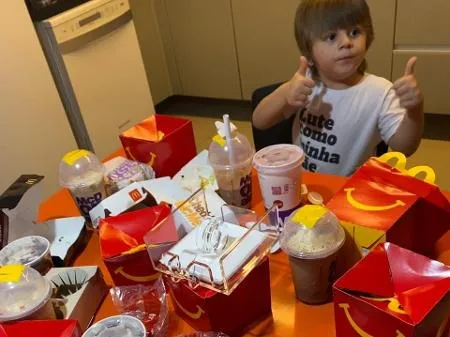 Menino de 3 anos faz pedido de R$ 400 no McDonald’s pelo celular da mãe
