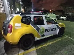 Mulher pula de carro em movimento para escapar do ex-namorado