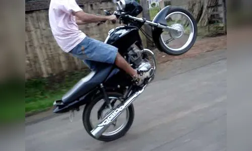 Motociclista sofre acidente  após empinar moto em Arapongas