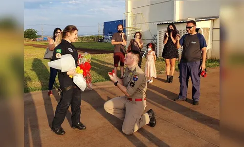 Enfermeira do Samu é surpreendida por bombeiro com pedido de casamento ao pousar helicóptero