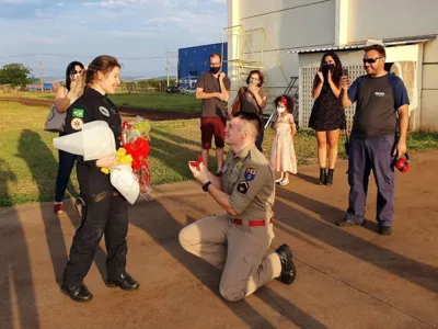 Enfermeira do Samu é surpreendida por bombeiro com pedido de casamento ao pousar helicóptero