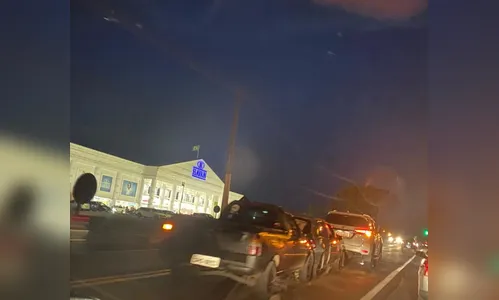 Engavetamento é registrado em frente a Havan em Arapongas neste domingo