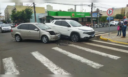 Acidente próximo ao Terminal Urbano de Apucarana complica o trânsito