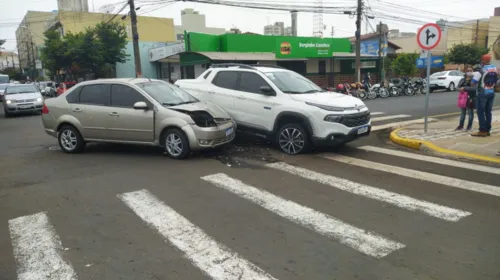 Acidente próximo ao Terminal Urbano de Apucarana complica o trânsito