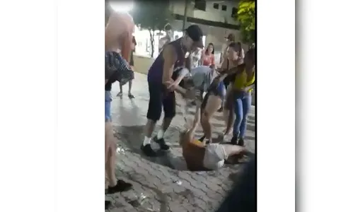 Briga generalizada é gravada na Praça França em Ivaiporã; ASSISTA