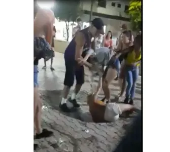 Briga generalizada é gravada na Praça França em Ivaiporã; ASSISTA