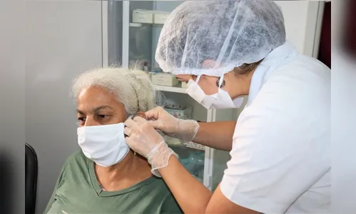 Pacientes recebem próteses auditivas no Jaime de Lima