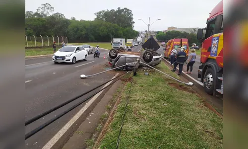 Mulher fica ferida em capotamento na BR 369; impacto derrubou um poste