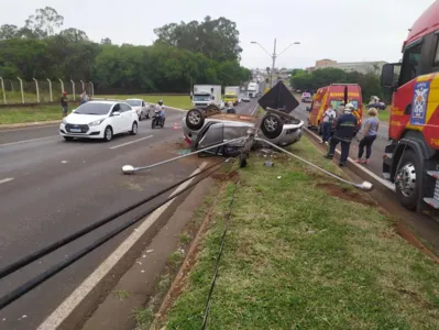 Mulher fica ferida em capotamento na BR 369; impacto derrubou um poste