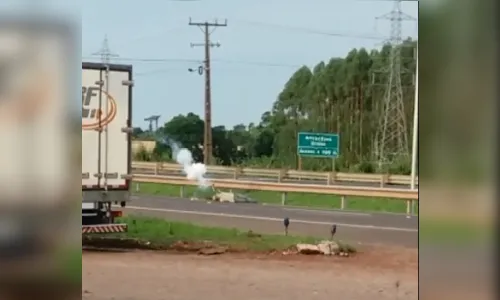 Deitado na rodovia, homem solta rojões e é retirado pela GM; assista