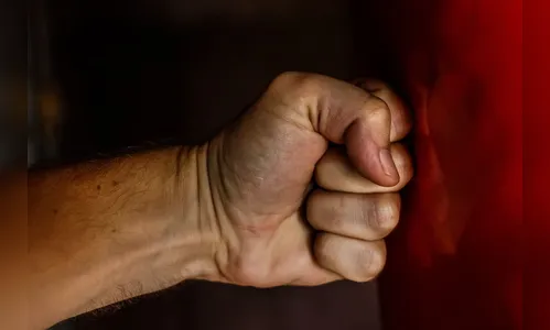 Filho corta boca da mãe após soco em Apucarana