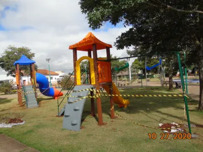 Prefeitura de Sabáudia instala brinquedos na Praça Antonio Zanin